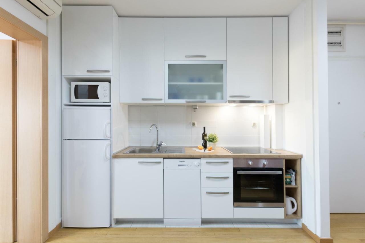 2 Bedroom Apt. In The Business Zone- Free Parking Zagreb Exterior photo
